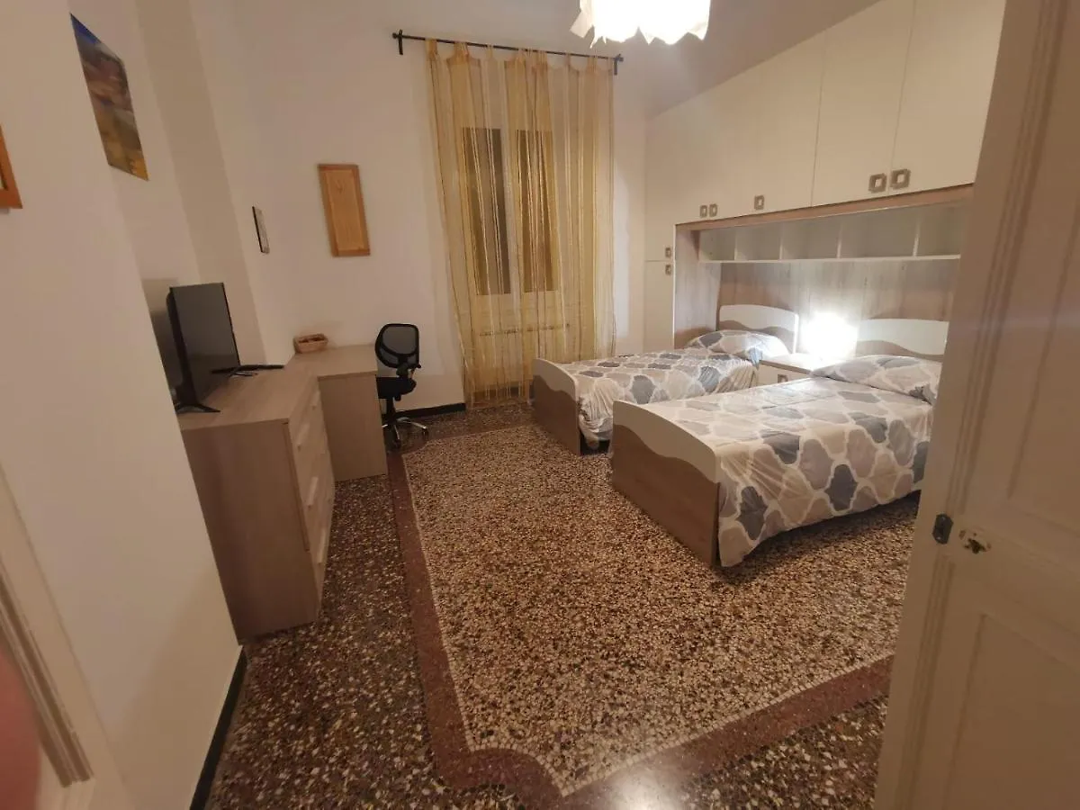 Wow Home - 175 Mq - Posteggio Privato - Davanti Porto Traghetti - Fino A 10 Posti Letto Genova 0*,  Italia